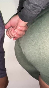 Elle Attrape Accidentellement La Bite D’un Inconnu En Faisant La Queue