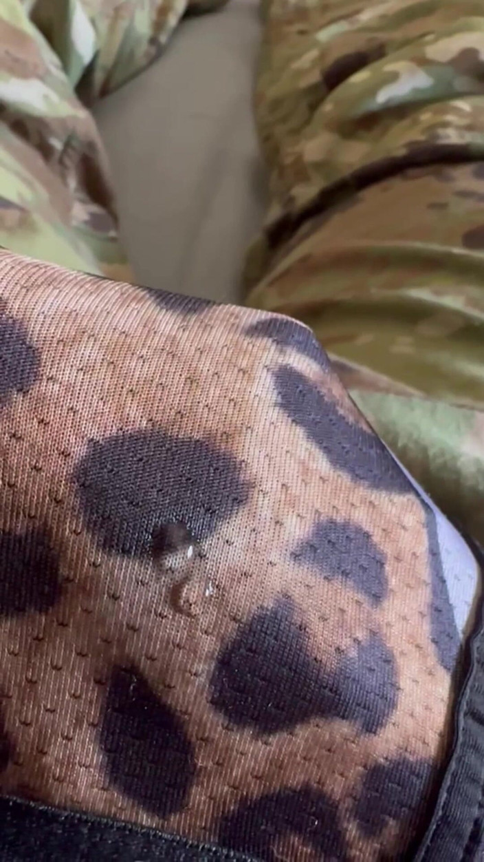 Gay Soldier Stuff: Arméspecialist rycker av i uniform och läcker precum i hans...