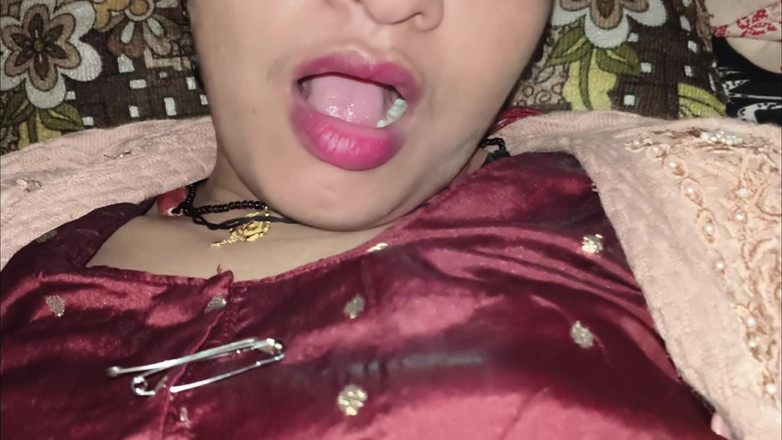 Janvibhabhii: 真正的继妹与她的继兄弟发生性关系并满足她的欲望