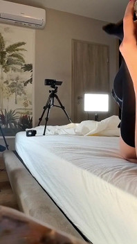 Nejžhavější brunetka vůbec dělá z chlapa velkého ptáka blázní svým pomalým honěním s edging, aby dostala všechny precum a obrovskou nálož ve skle
