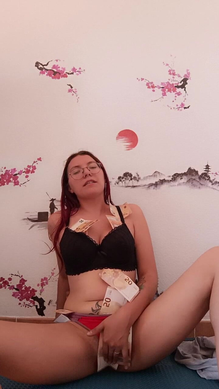 Softbrattypuppy: La tua padrona dominante finanziariamente gode del tuo reddito