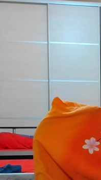 Myla_angel führt geölte hintern- und muschi-show durch, masturbation, langsames an- und ausziehen der kleidung