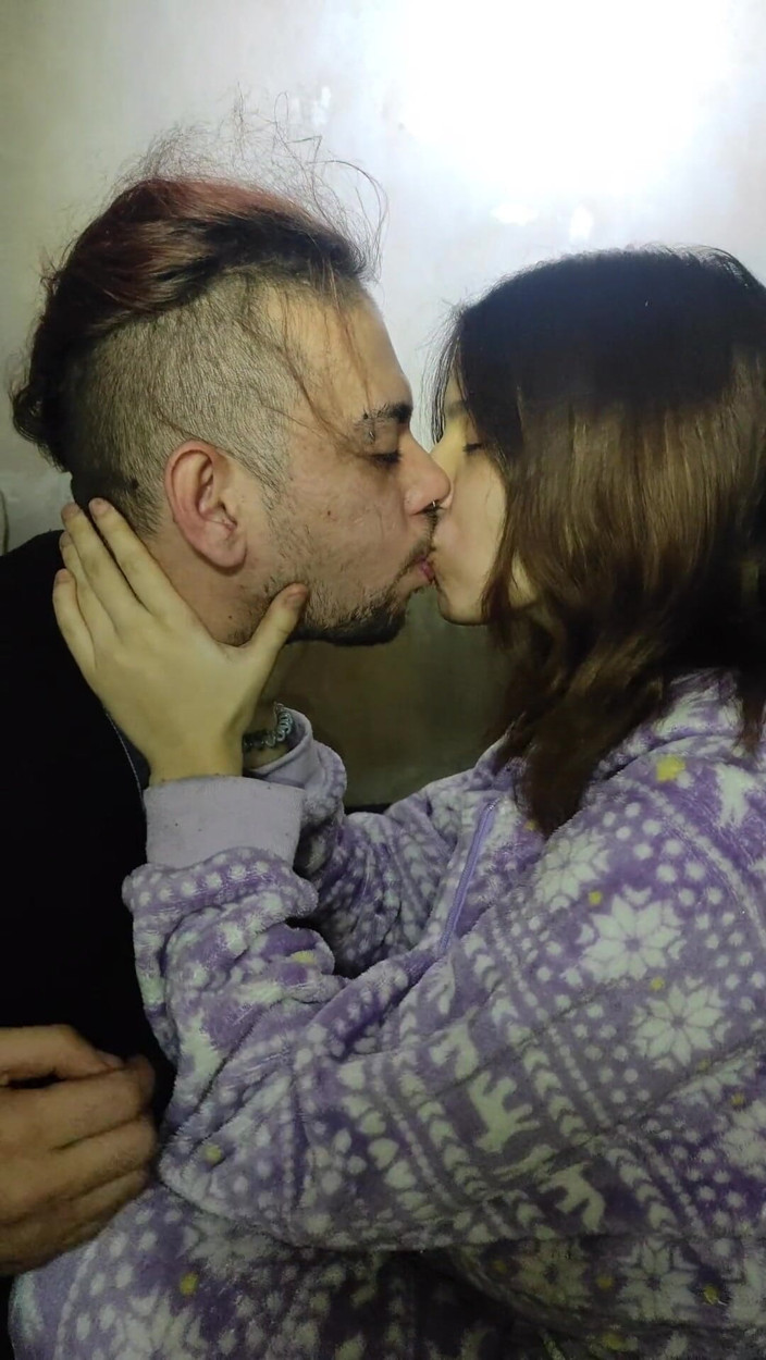 Endemoniados: Nejnadrženější a nejšpinavější polibek na internetu s krásnou teenagerkou