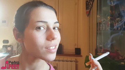 Smokin Fetish: O fată italiană tentantă fumează un trabuc într-un videoclip de aproape