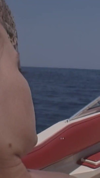 Babewatch勾引他在船上做爱