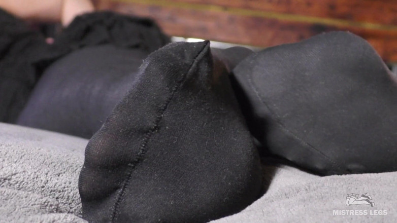 Mistress Legs: Des pieds de maîtresse taquinent dans des collants noirs opaques