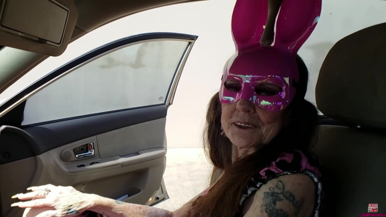Sexy Sandra N Sir Christopher: Easter Bunny 2026 Anal złośliwiec