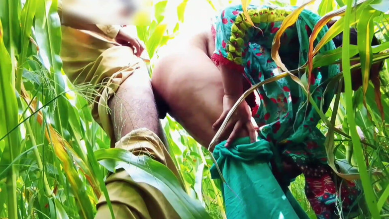 Abida sexy: Hot Threesome Hard Fucking in Outdoor