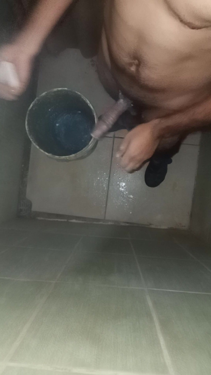 Cute boy jerks off: Lelaki pancut mani membawanya mandi untuk melancap