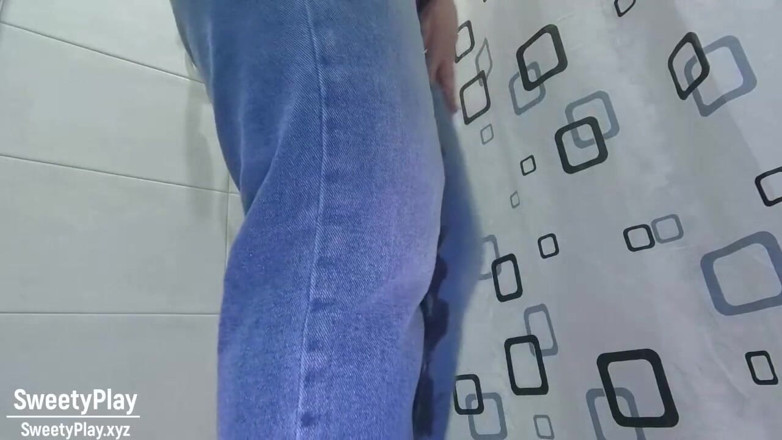 SweetyPlay: Pisciata disperata bagnando i jeans
