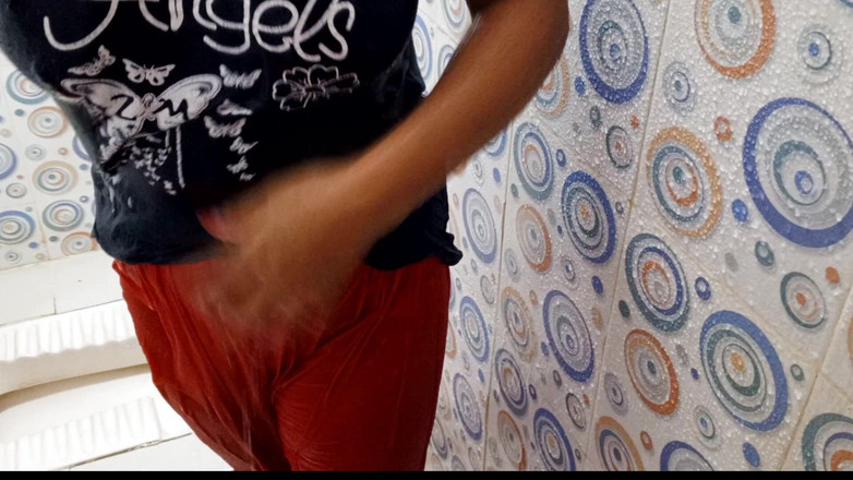 Dhaka sex: Enteado vê sua madrasta tomando banho