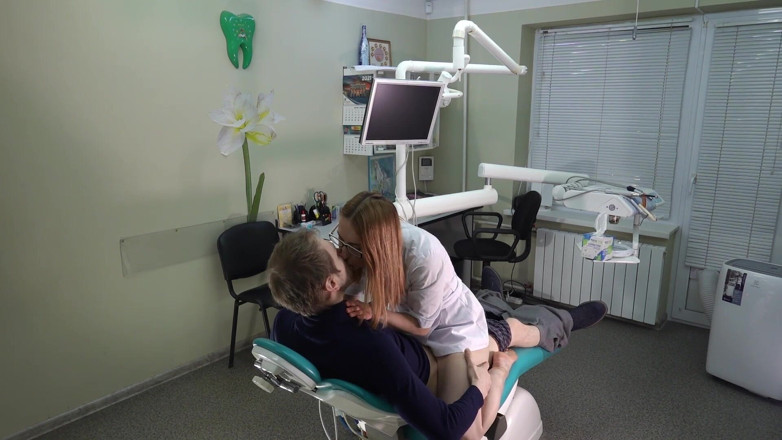 Anal Fans Couple: Ngentot dokter posisi doggy di kantor gigi, dia nyepong kontol...