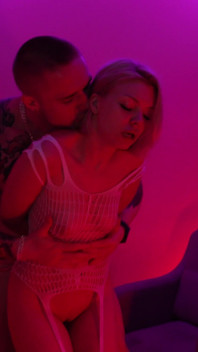 Striptease in Netzkleidung mit leidenschaftlichem Sex als Geschenk