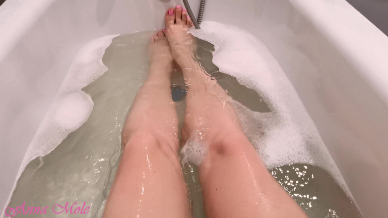 Anna Mole: I take a bath and show off my gorgeous legs.