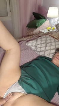 私は正常位で継母とセックスします、彼女は彼女の大きなマンコに内部射精を望んでいます