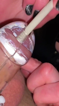 Tante seksi ini lagi asik mainin kontol dengan kesucian plastik