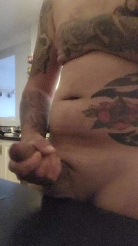 Napalony chłopak wanking, orgazm nad blatem kuchennym i lizanie w górę