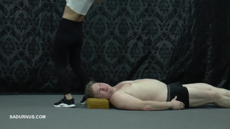 Sadurnus: Pod černými teniskami Nike Nomi