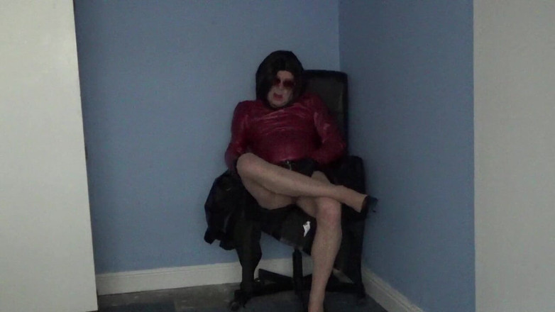 Leather Kirsten: 가죽과 하이힐을 신은 플레이