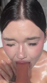 딜도와 젖은 젖탱이를 위한 부드러운 오럴