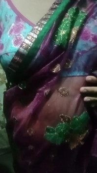 Il travestito indiano gaurisissy si sente eccitato nel sesso con saree rosa