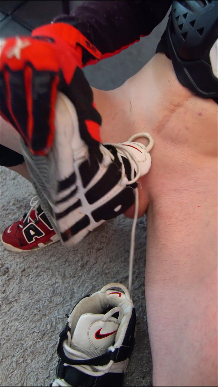 Sneakersmax98: 鸡巴插入我最喜欢的运动鞋