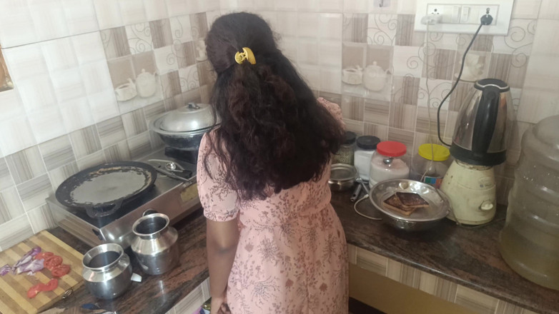 Laxi ammu: Dona de casa cozinha quente romance