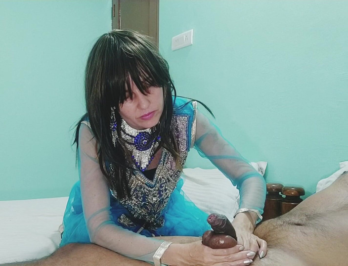 Bolly Karma: Гаряча мамка показує ідеальні навички з досконалість з великим чорним членом