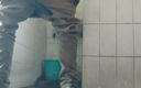 Tamil 10 inches BBC: Kerel trekt zijn enorme pik af in de badkamer