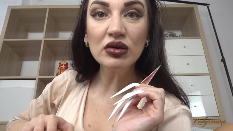 KinkyDomina: Bogini Christine zakłada pończochy i dokucza ci nogami