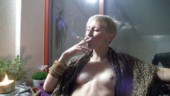Smoke it bitch: Malá prsa blonďatá teenagerka kouří cigarety
