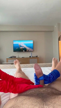 Misty addams & summer raez ngocok kontol cewek kulit putih dengan sarung tangan warna merah