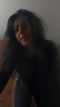 Přišel byste naplácat velká prsa této milf učitelky?