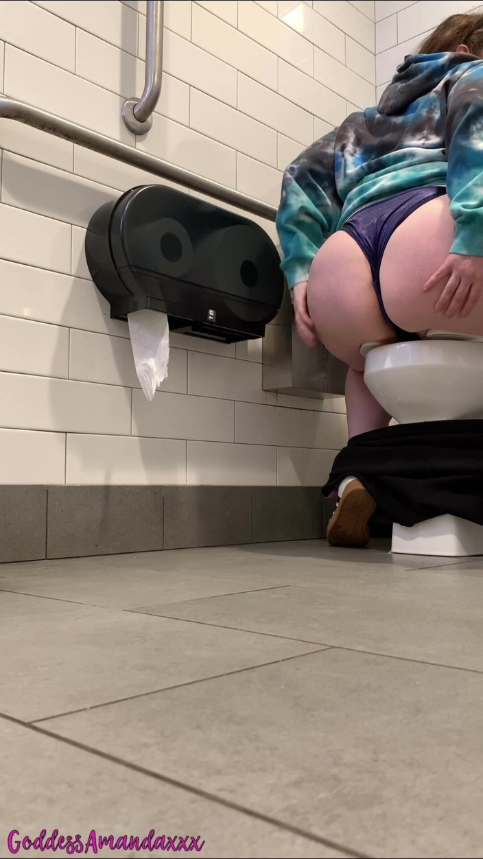 Goddess Amanda: Fat Pussy Peeing in Public Toilets