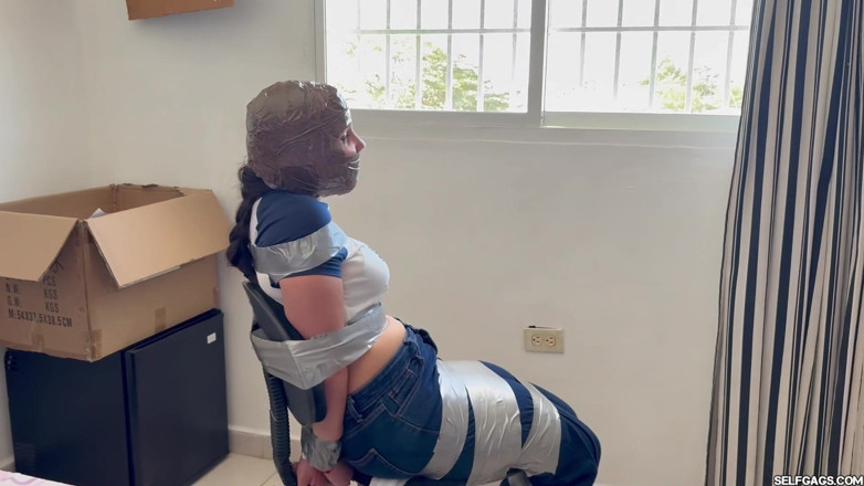 Selfgags Latina Bondage: Fantaseando con cinta y amordazada de 18 años por milf enmascarada