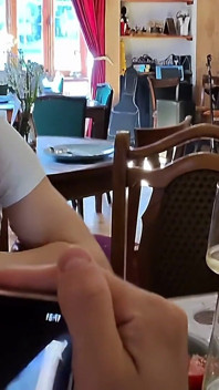 Chlap si po večeři vzal pornohvězdu domů a nechal ho, aby si zničil hrdlo a těsnou díru