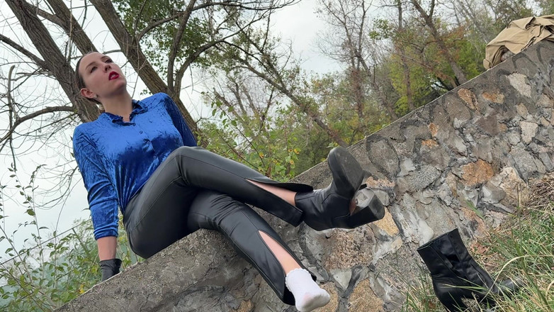 Hottie goddess: Seduzione con ciondolano a piedi nudi