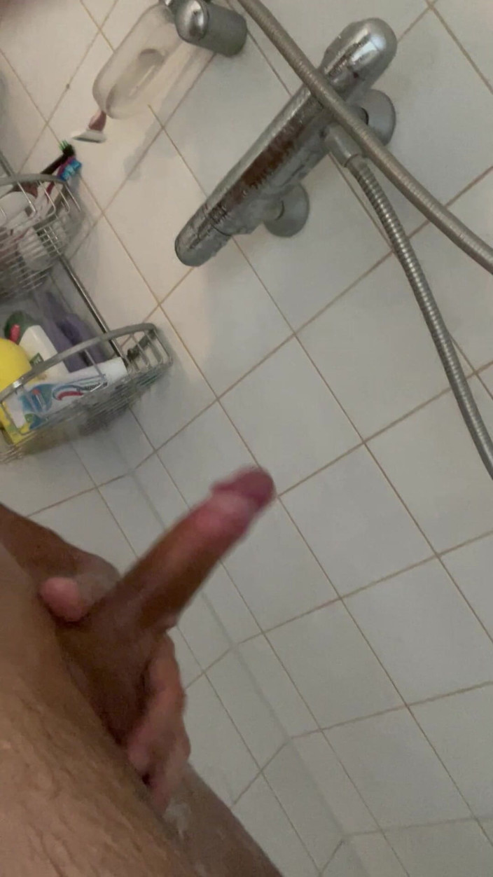 I am here for you: Je me branle sous la douche