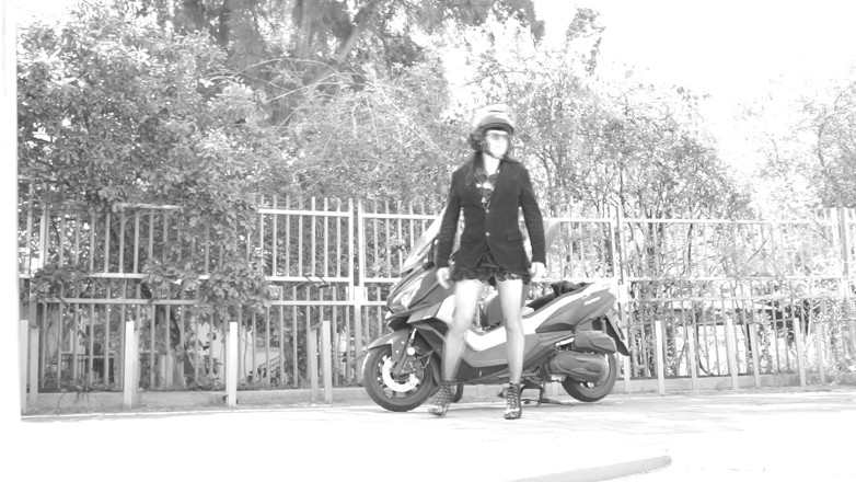 Voyager: Во время скачки ее юбка поднимается и показывает ее маленький пенис