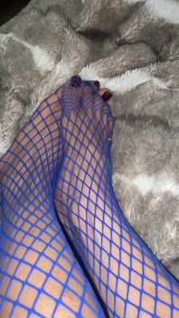 Résille violette sur une Asiatique avec des pieds minuscules et de longs orteils