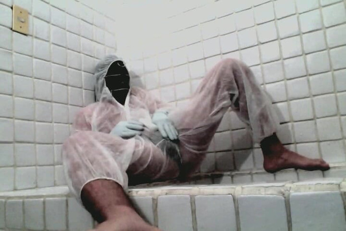 Demon Maniac 33: スーツ姿の仮面のフェムボーイがおしっこをして射精する