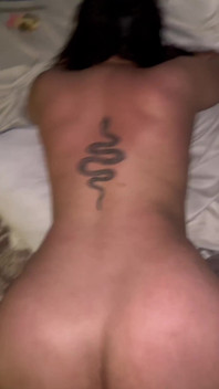 BDSM topları sert vuruyor, yüksek inlemelerle sikişiyor