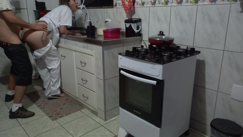 Gabi SweetCouplesStories: 설거지를 하는 동안 후장을 사용하는 하녀.