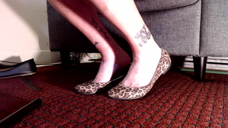 Abby Anna: बैले फ्लैट्स में सेक्सी चोदने लायक मम्मी के पैर क्लोज अप