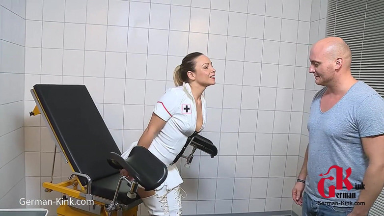 German Kink: 자이노 의자에 복종하는 라텍스 걸레