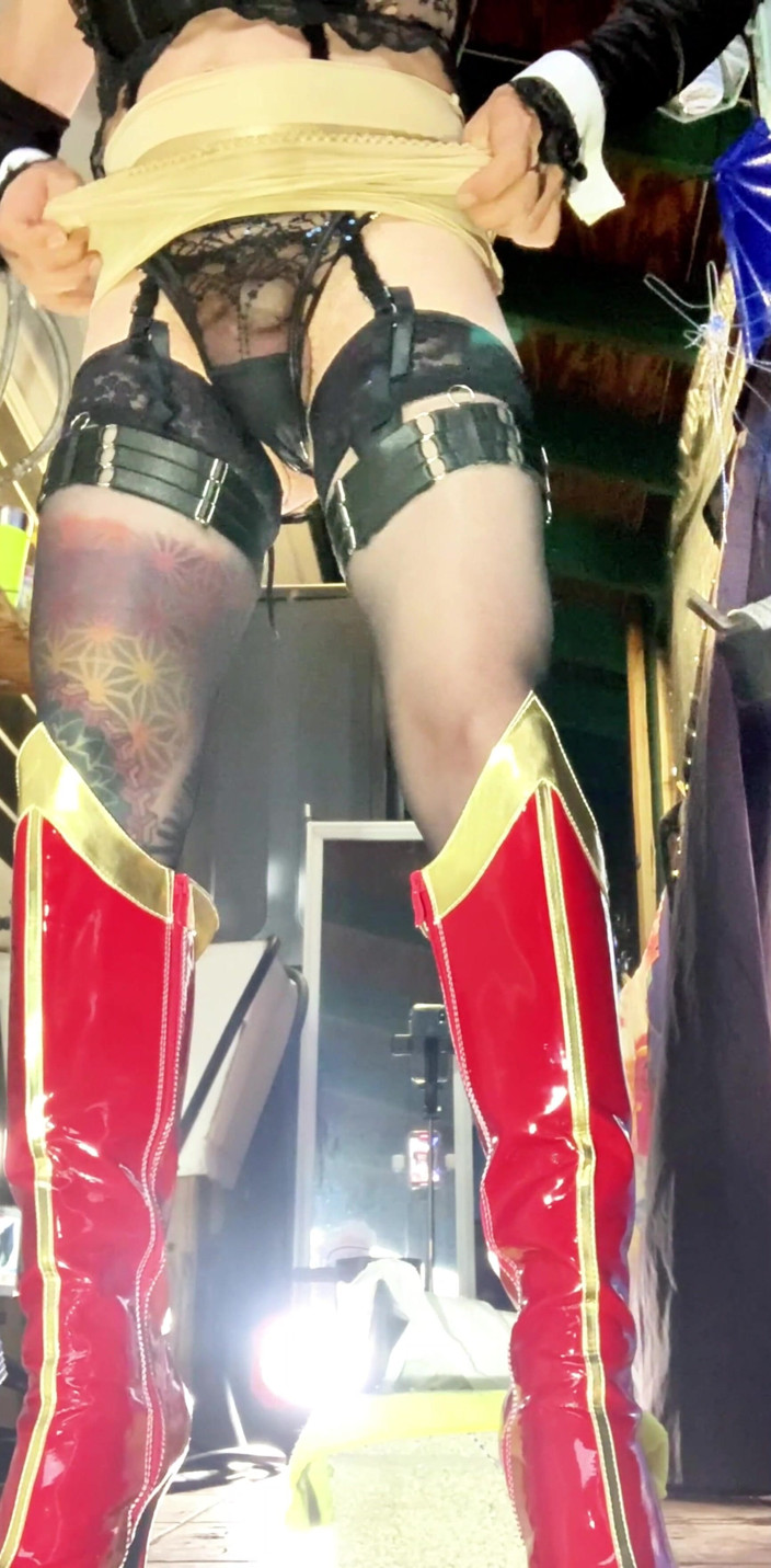 Benito414: Cute Femboy Stretches Ass to Take Huge Dildo!