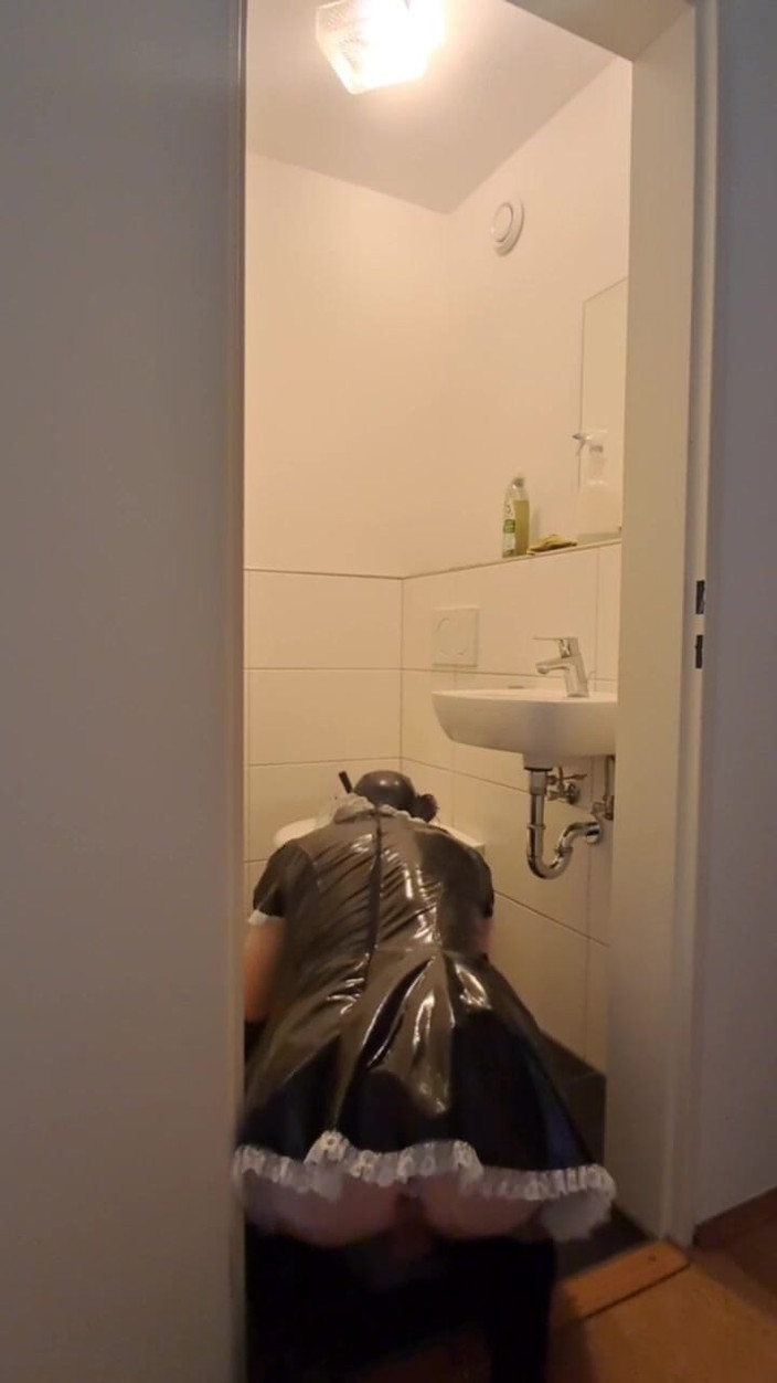 2GirlTs1Cock: La cameriera schiava sissy in gabbia - pulizia del bagno per...
