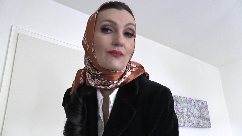 Lady Victoria Valente: 우아한, 반짝이는 새틴 헤드스카프 패션쇼 JOI, 레이디 빅토리아 발렌테