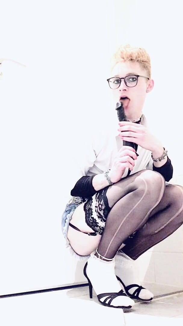 SissyCindySlut: Sissy Cindy expusă în timp ce savurează un vibrator negru în tocuri și...