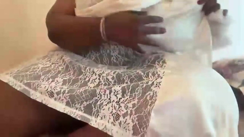 Legendary Booty Overdose: Olgun iri güzel kadın yatakta oynuyor